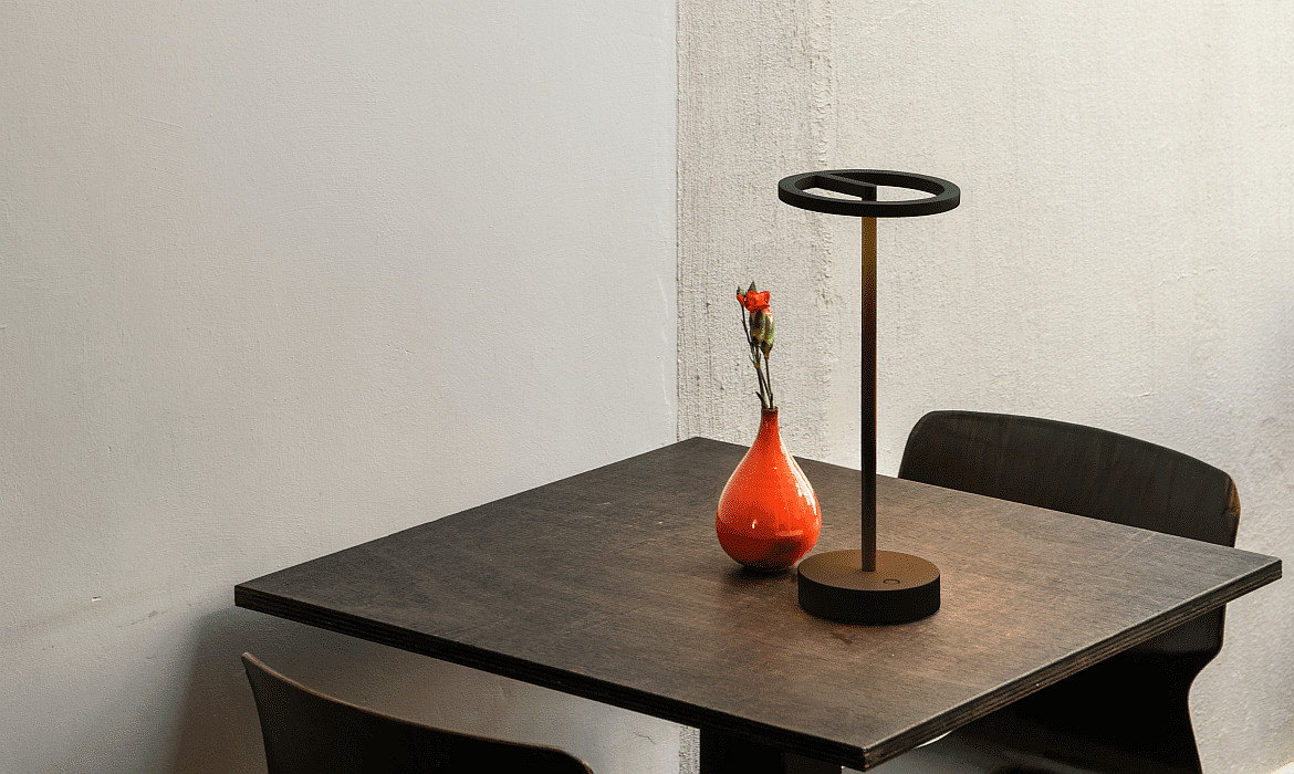 SLV Lampe de table à accu VINOLINA ONE avec variateur tactile, forme de l'anneau, avec station de recharge IP54, noir gradable SLV Lampe de table à accu VINOLINA ONE avec variateur tactile, forme de l'anneau, avec station de recharge IP54, noir gradable