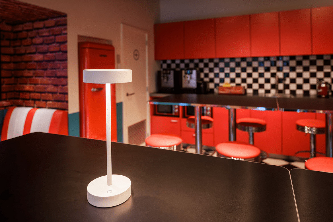 SLV Lampe de table à accu VINOLINA 2-CCT 2 voies, cylindrique, CCT Switch, avec variateur tactile, avec station de recharge IP54 SLV Lampe de table à accu VINOLINA 2-CCT 2 voies, cylindrique, CCT Switch, avec variateur tactile, avec station de recharge IP54