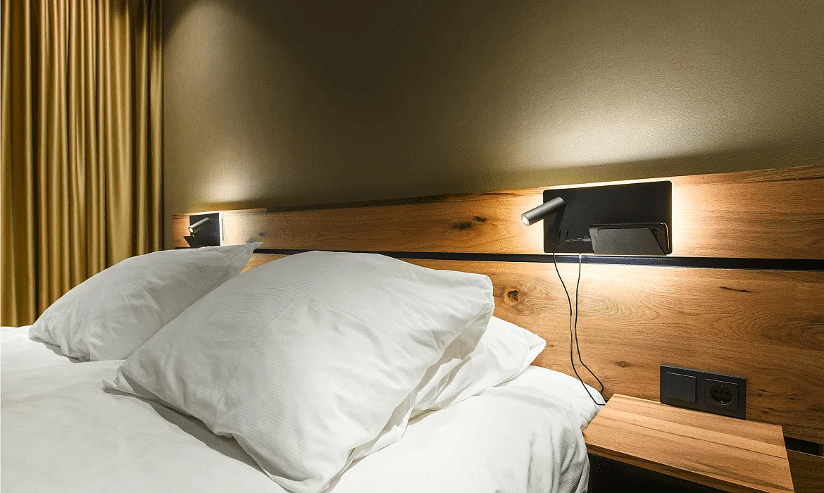 SLV Luminaire mural SOMNILA SPOT INDOOR avec connexion USB, noir SLV Luminaire mural SOMNILA SPOT INDOOR avec connexion USB, noir