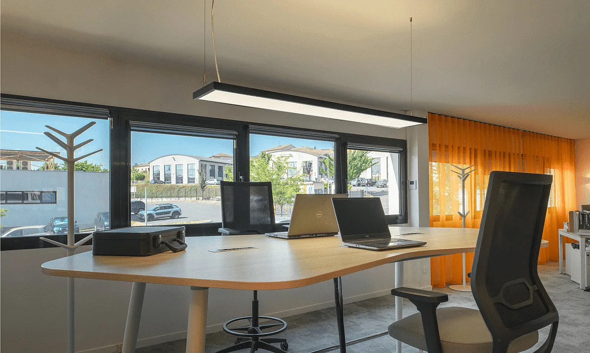 SLV Luminaire à suspension WORKLIGHT PRO haut bas, contrôlable par DALI, UGR < 19 IP20, noir gradable SLV Luminaire à suspension WORKLIGHT PRO haut bas, contrôlable par DALI, UGR < 19 IP20, noir gradable
