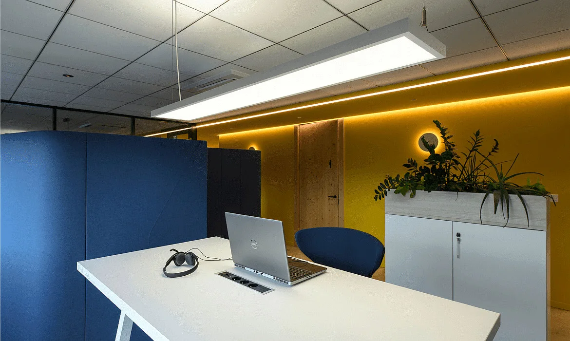 SLV Luminaire à suspension WORKLIGHT PRO haut bas, contrôlable par DALI, UGR < 19 IP20, blanche gradable SLV Luminaire à suspension WORKLIGHT PRO haut bas, contrôlable par DALI, UGR < 19 IP20, blanche gradable
