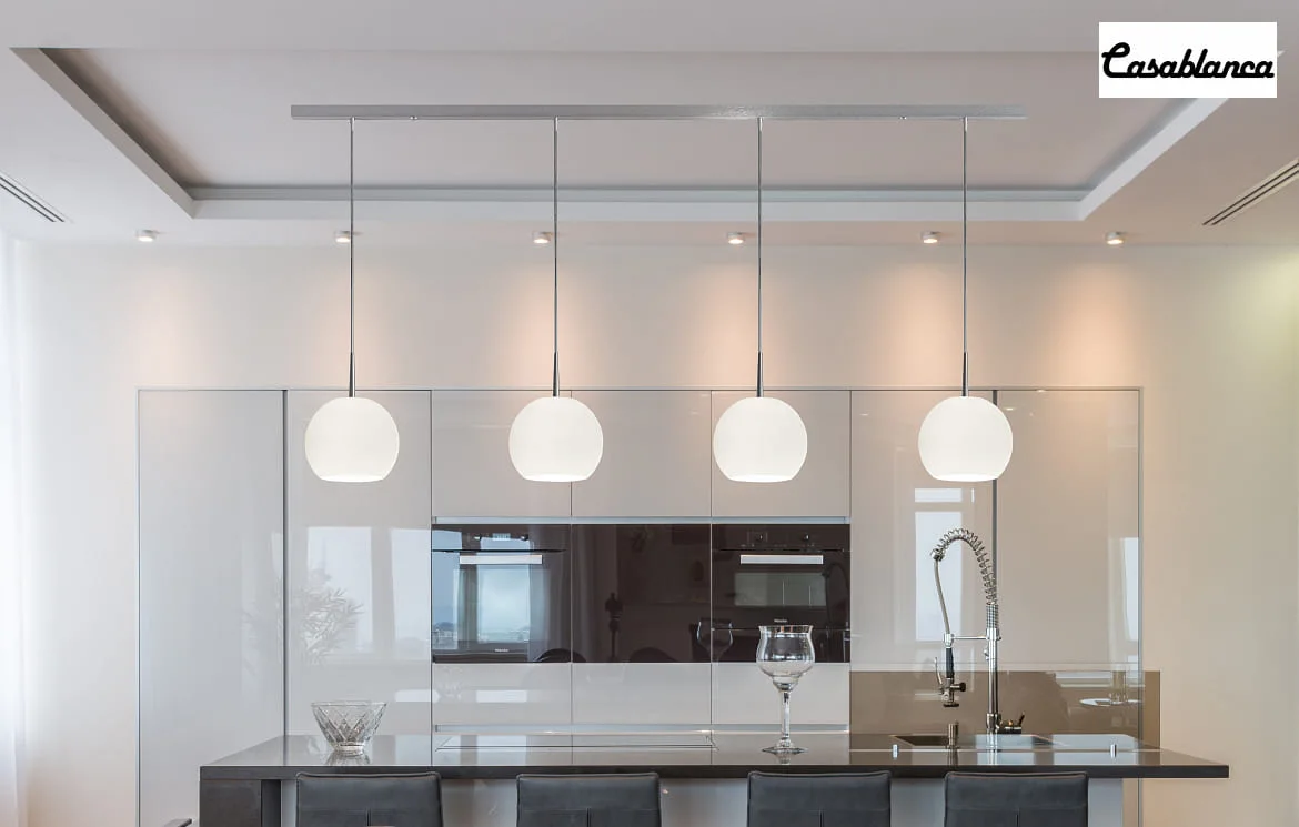 Casablanca Luminaire à suspension BALL S 4 flammes, langue, dimmable E27 IP20, aluminium brossé, opale, blanc mat gradable Casablanca Luminaire à suspension BALL S 4 flammes, langue, dimmable E27 IP20, aluminium brossé, opale, blanc mat gradable