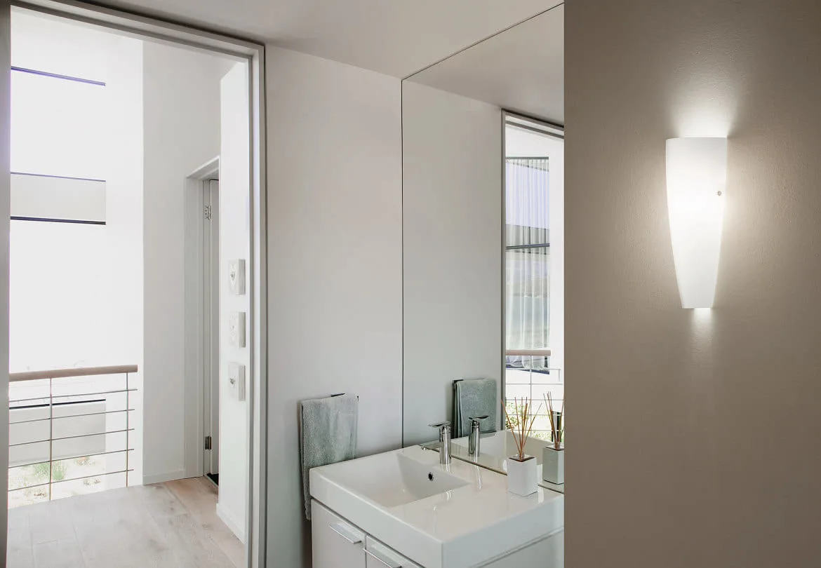 Fabas Luce Luminaire mural DEDALO haut bas, indirect E27 IP44, blanc opale Fabas Luce Luminaire mural DEDALO haut bas, indirect E27 IP44, blanc opale