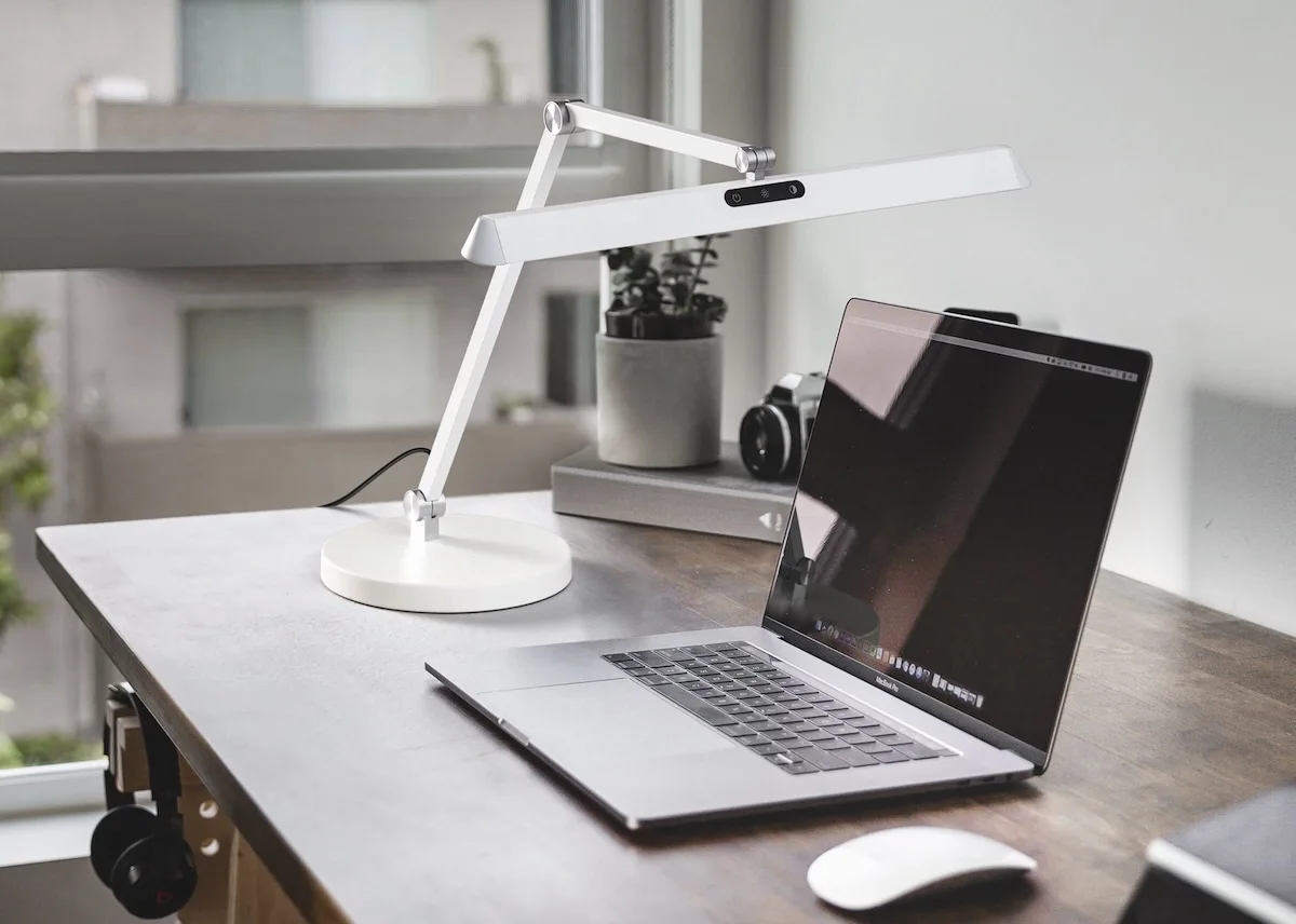 Fabas Luce Lampe de bureau BEBA CCT Switch, réglable, avec variateur tactile IP20, argent mat gradable Fabas Luce Lampe de bureau BEBA CCT Switch, réglable, avec variateur tactile IP20, argent mat gradable