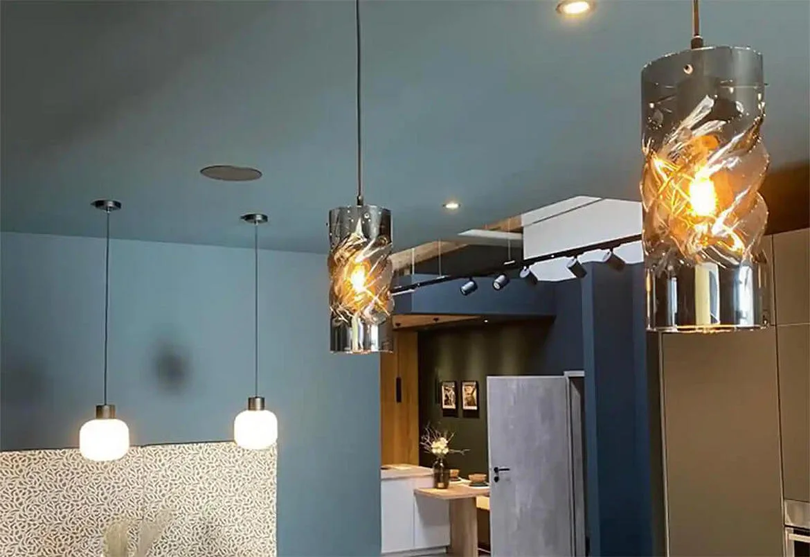 ISOLED Luminaire à suspension INFINITY SMOKY CURLED GLASS cylindrique, avec câble ouvert, 2 pôles E27 IP20, noir gradable ISOLED Luminaire à suspension INFINITY SMOKY CURLED GLASS cylindrique, avec câble ouvert, 2 pôles E27 IP20, noir gradable