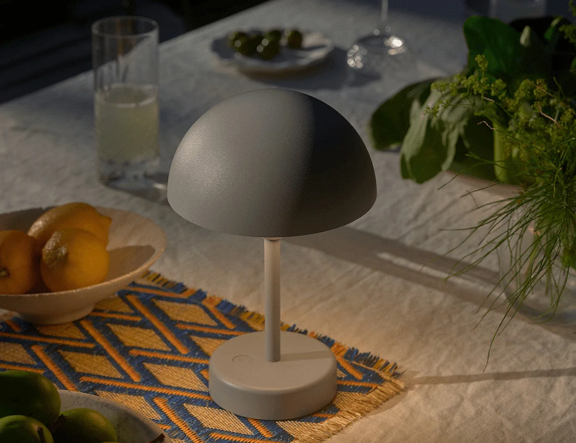 Nordlux Lampe de table à accu ELLEN TO-GO sans chargeur, avec IP station de rechargea IP44, gris, mat gradable Nordlux Lampe de table à accu ELLEN TO-GO sans chargeur, avec IP station de rechargea IP44, gris, mat gradable