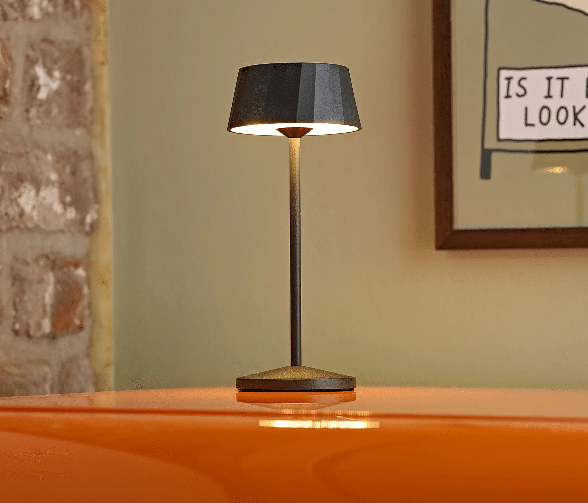 SIGOR Lampe de table à accu FACETTA Bas, CCT Switch, lot de 1, avec variateur tactile IP44, noir nuit gradable SIGOR Lampe de table à accu FACETTA Bas, CCT Switch, lot de 1, avec variateur tactile IP44, noir nuit gradable