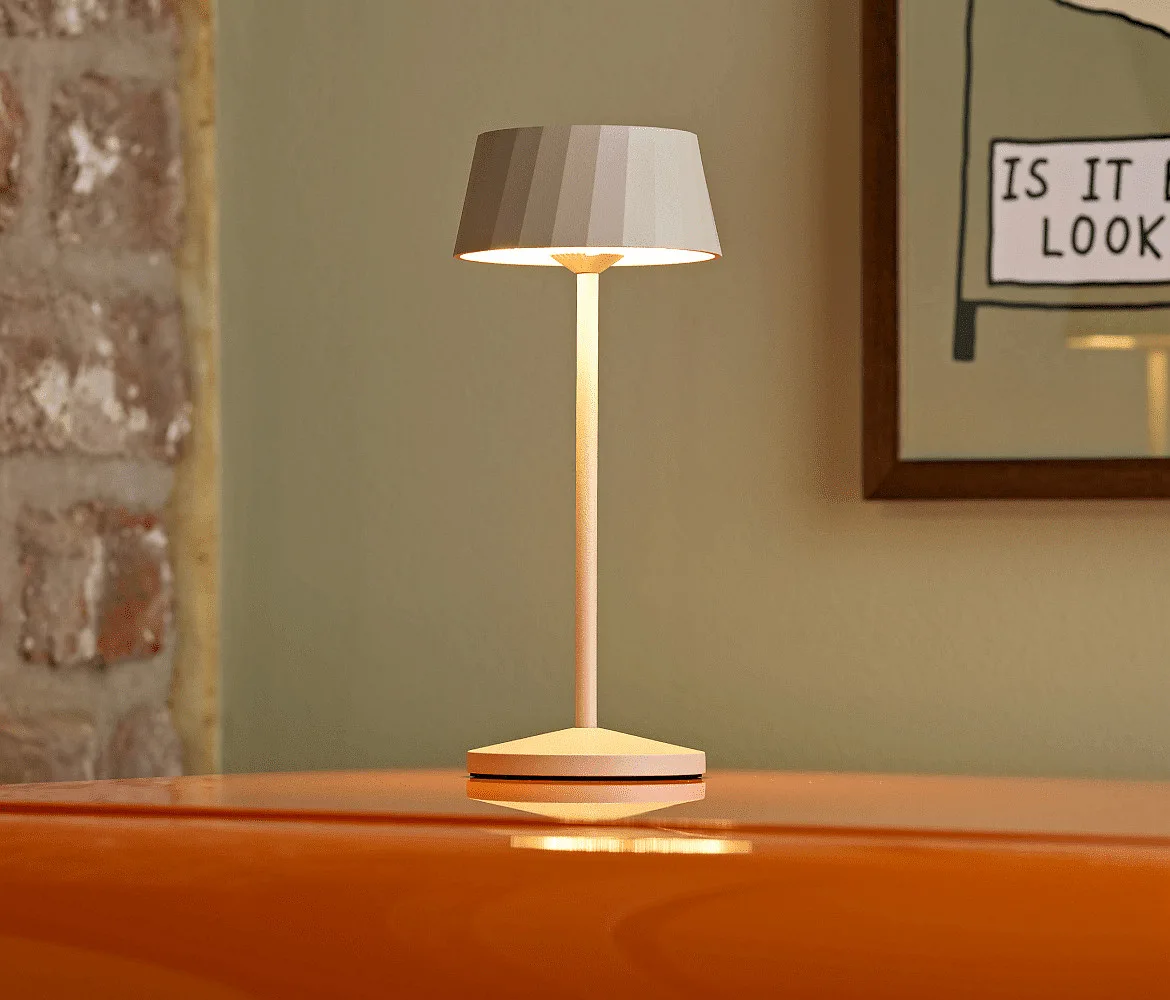 SIGOR Lampe de table à accu FACETTA Bas, CCT Switch, lot de 1, avec variateur tactile IP44, beige dune gradable SIGOR Lampe de table à accu FACETTA Bas, CCT Switch, lot de 1, avec variateur tactile IP44, beige dune gradable