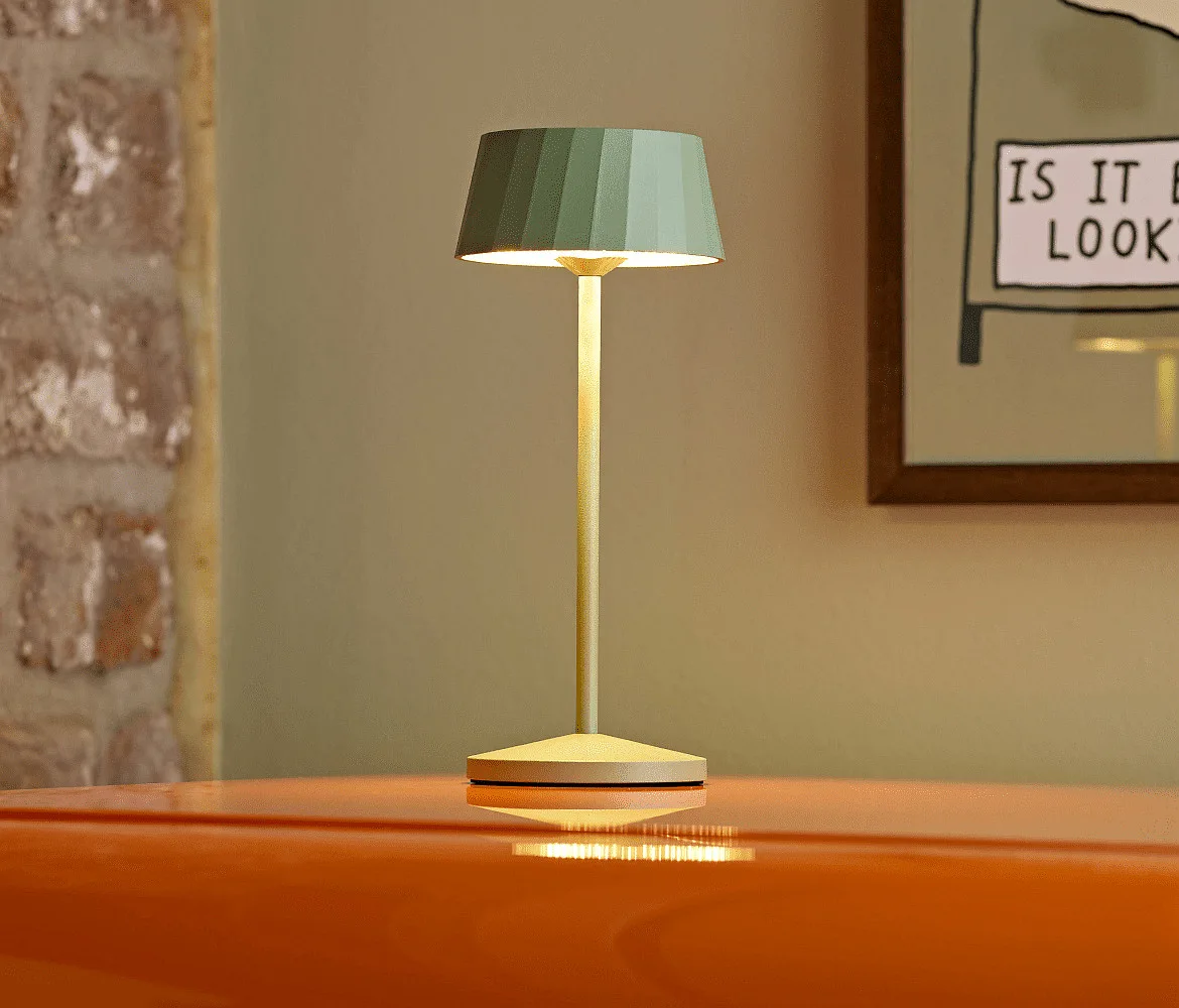 SIGOR Lampe de table à accu FACETTA Bas, CCT Switch, lot de 1, avec variateur tactile IP44, vert sauge gradable SIGOR Lampe de table à accu FACETTA Bas, CCT Switch, lot de 1, avec variateur tactile IP44, vert sauge gradable